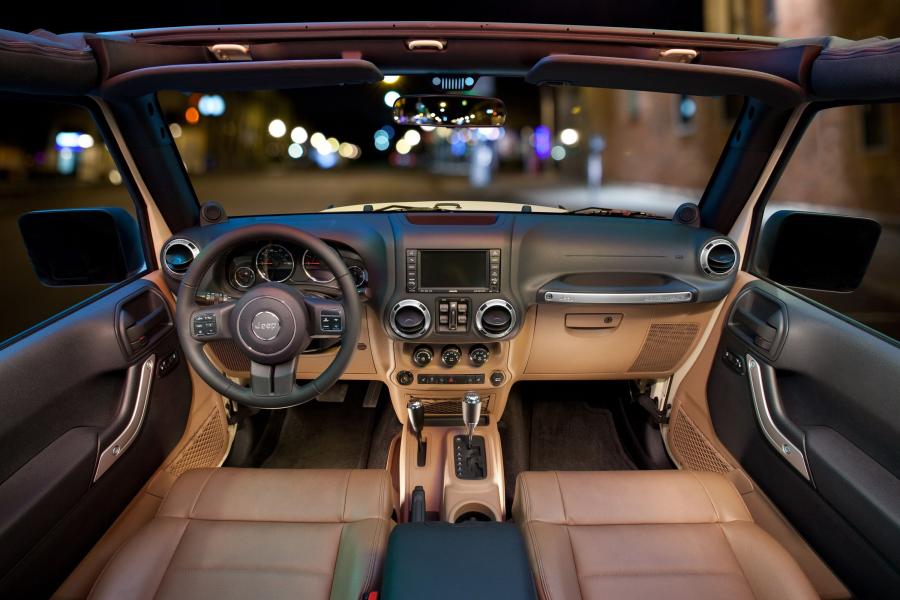  Jeep Wrangler Sahara 2011 года  (фото 6 из 15)